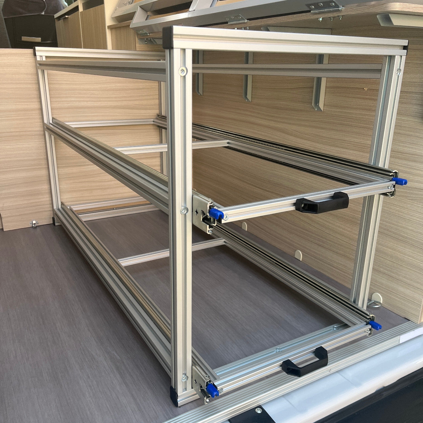 Heckauszug mit verkürztem Rahmen und sichtbar herausragenden Auszügen für platzsparende Montage im Adria Twin 600.