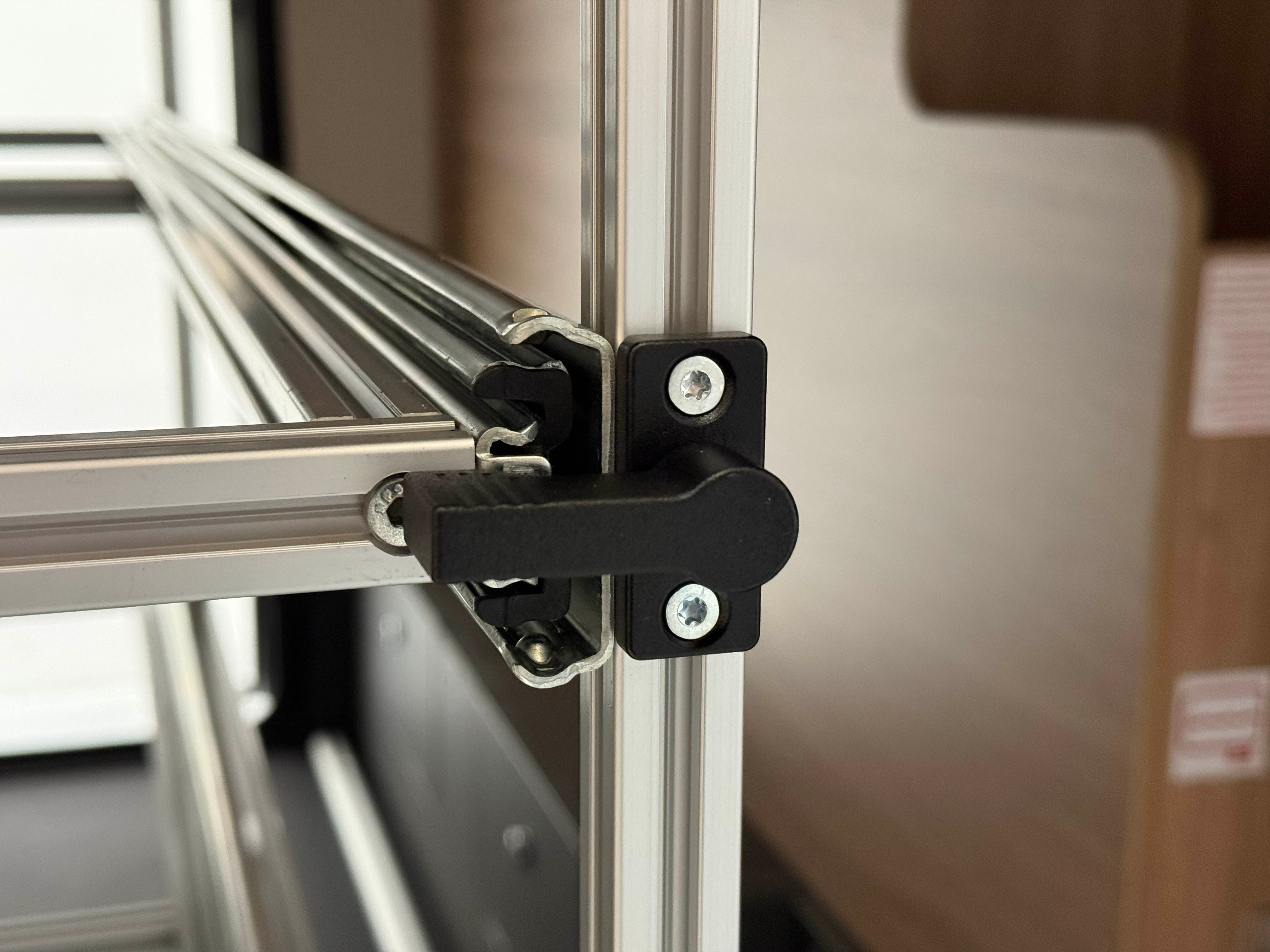 Detailansicht Sicherungsriegel, Schwerlastauszug und Profile für ein Wohnmobil Regal.