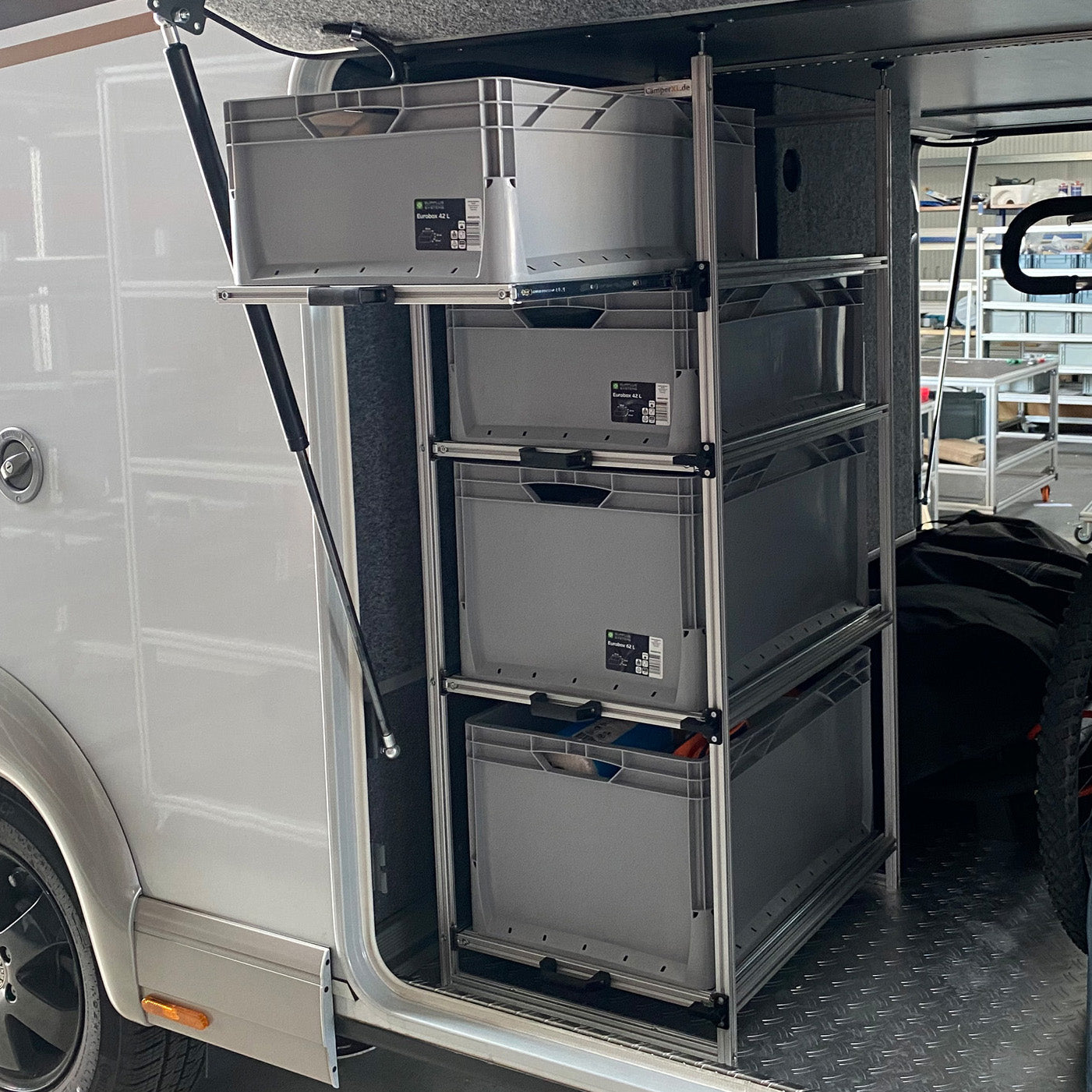 Ausziehbares Stauraumregal in der Heckgarage eines Carthago Wohnmobils mit Vollauszug.