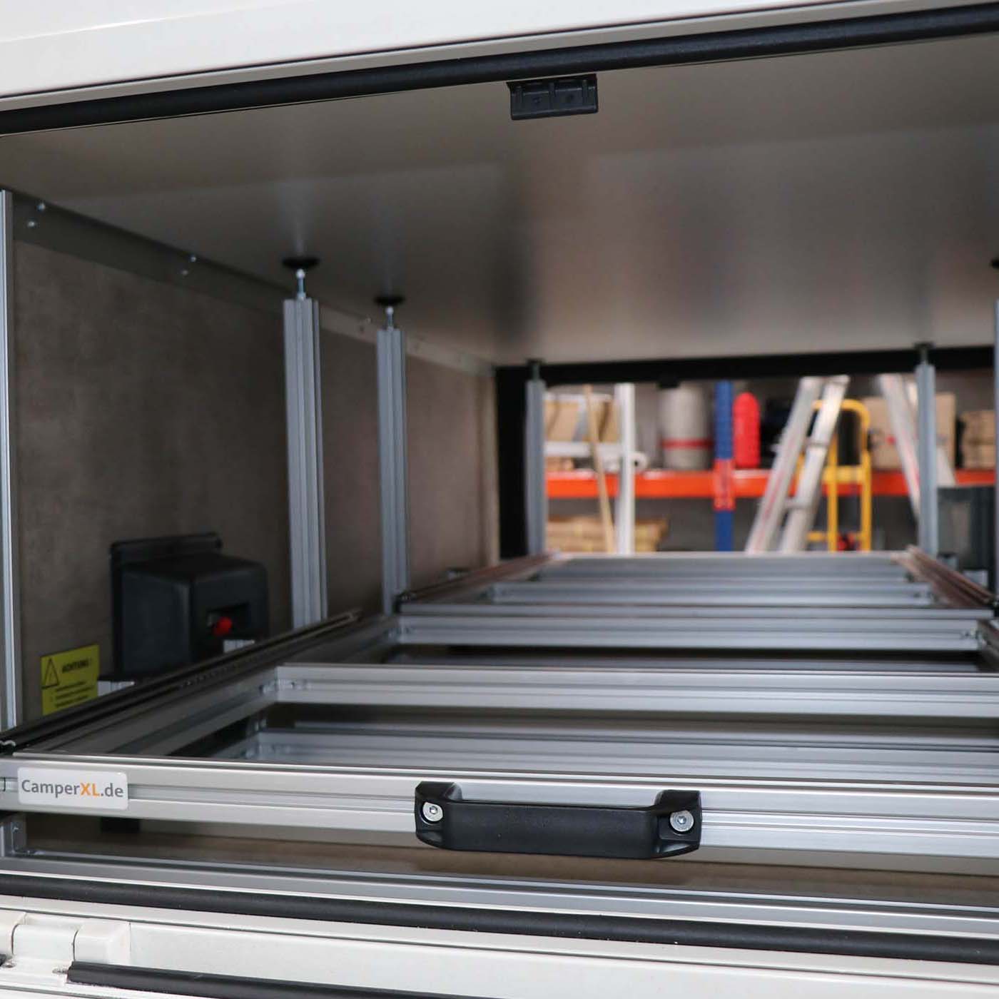 Detailansicht Doppelboden mit Auszug, optimiert für Euroboxen.