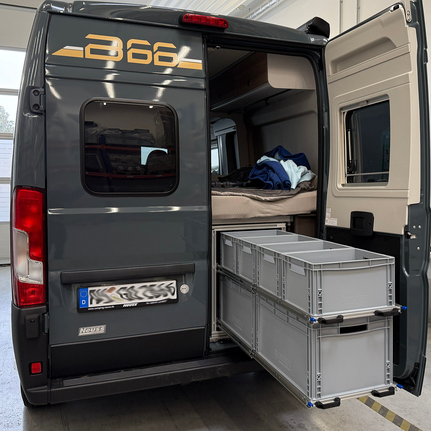 Heckauszug im Bürstner Campeo, passend für Euroboxen, vollständig ausgezogen.