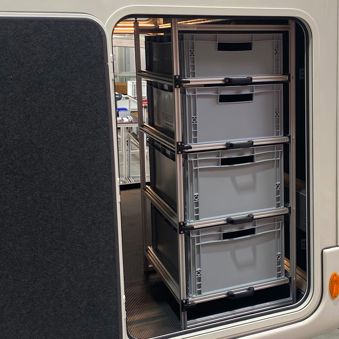 Concorde Carver Heckgarage mit montiertem Regal und vier Auszügen