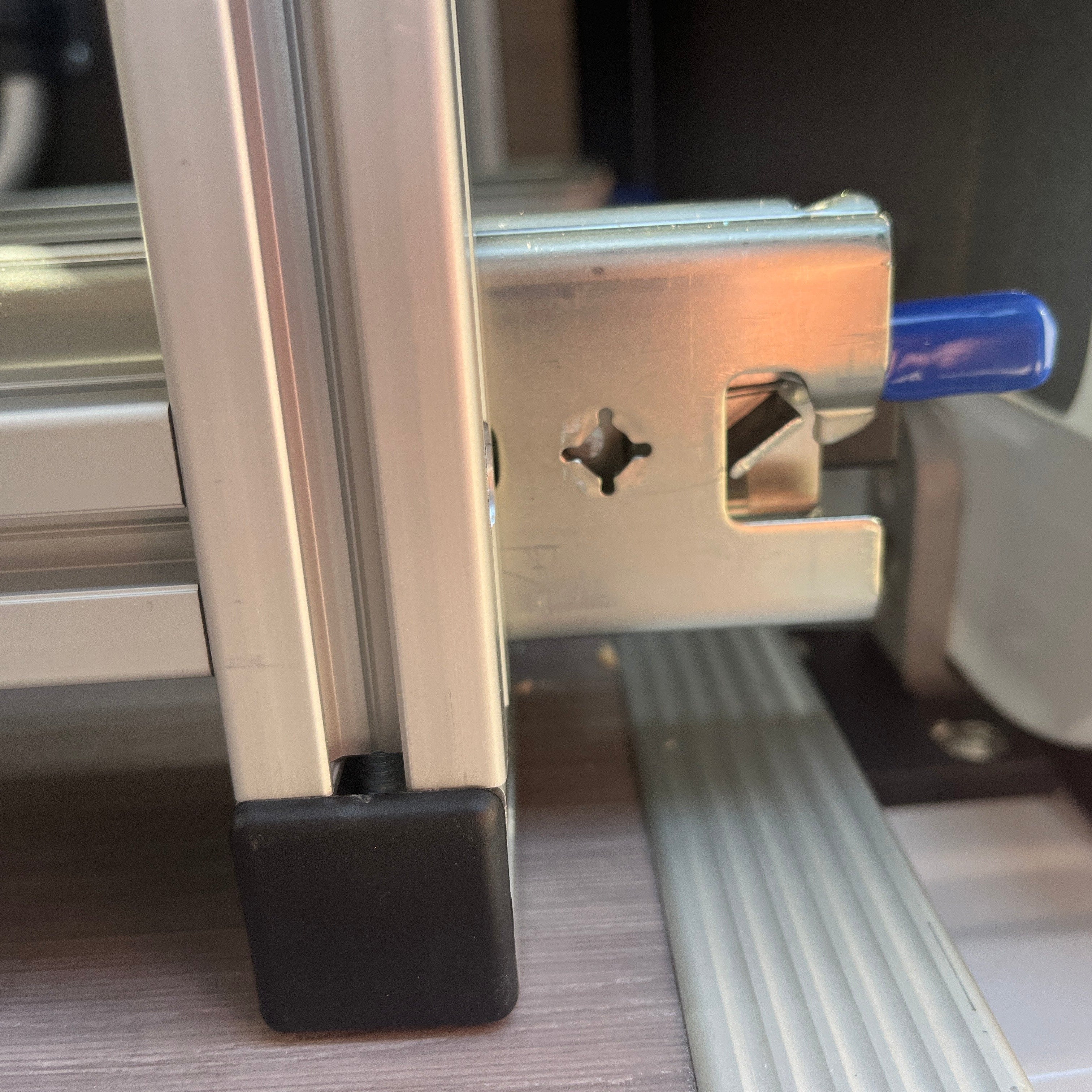 Seitliche Ansicht der Schwerlastauszüge mit verriegelter Auszugsschiene im Adria Twin 600.