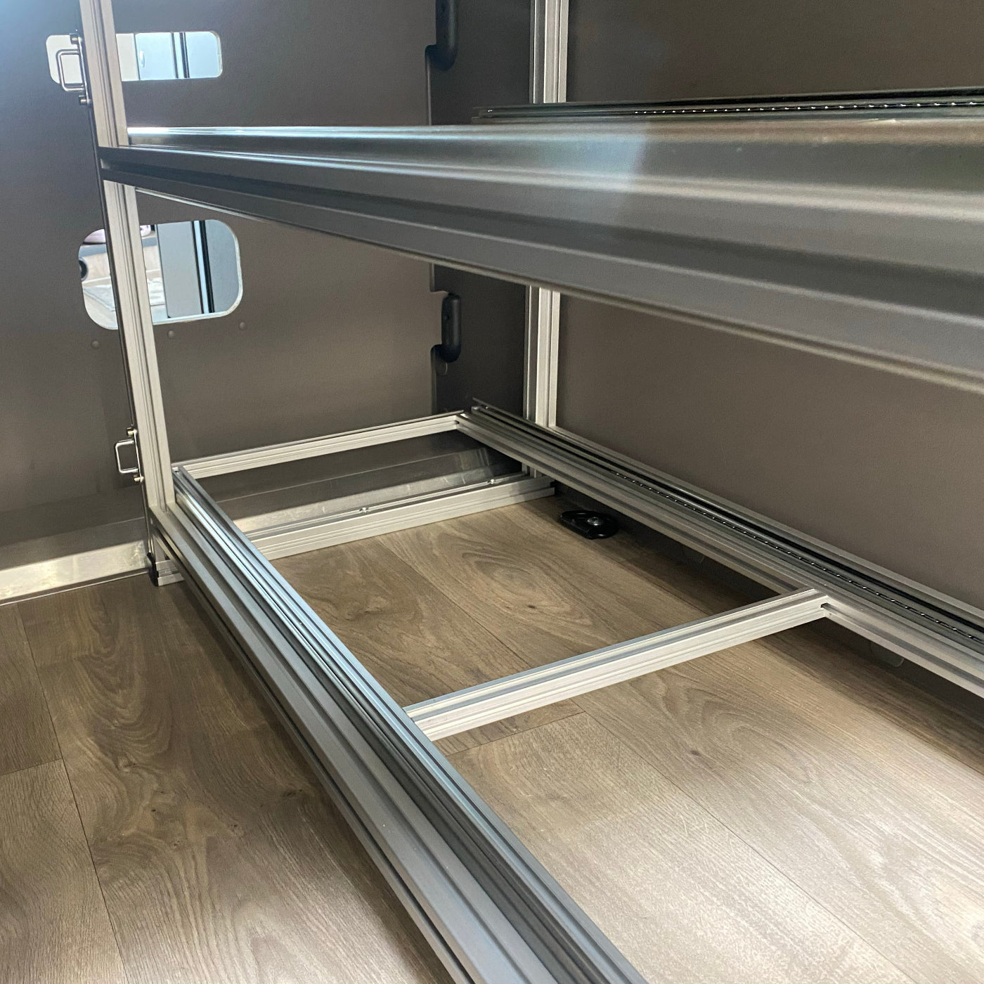 Heckauszug LMC Innovan 590 - Detailansicht Rahmenkonstruktion mit Schwerlastauszügen