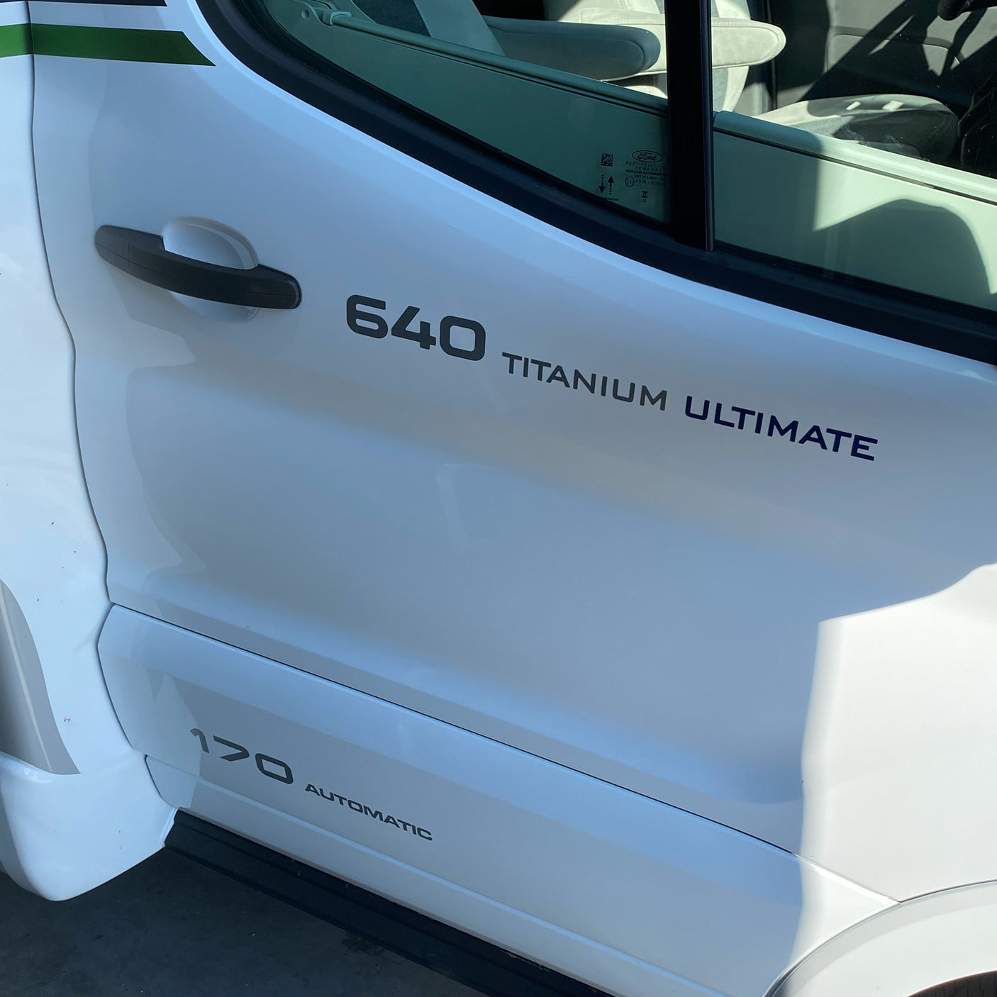 Challenger 240 camperkast met uittreklades