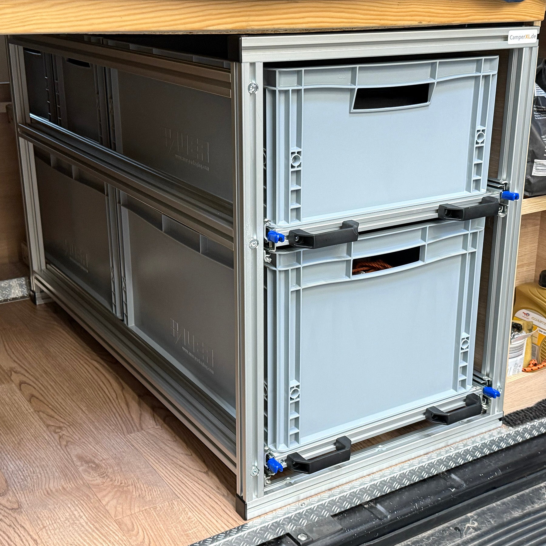 Zweistufiger Heckauszug im GiottiVan 60T mit Euroboxen in beiden Ebenen, montiert auf 30x30-Konstruktionsprofilen und 130-kg-Auszügen.